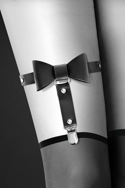 Гартер на ногу Bijoux Pour Toi – WITH BOW Black, сексуальна підв’язка з бантиком, екошкіра (SO2220)