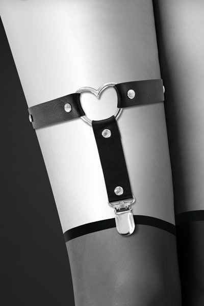 Гартер на ногу Bijoux Pour Toi – WITH HEART Black, сексуальна підв’язка із серцем, екошкіра (SO2222)